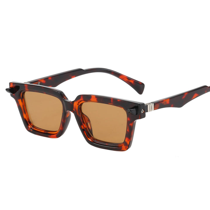 Women Vintage-inspired Sunglasses with Distinctive Frame Bowlift