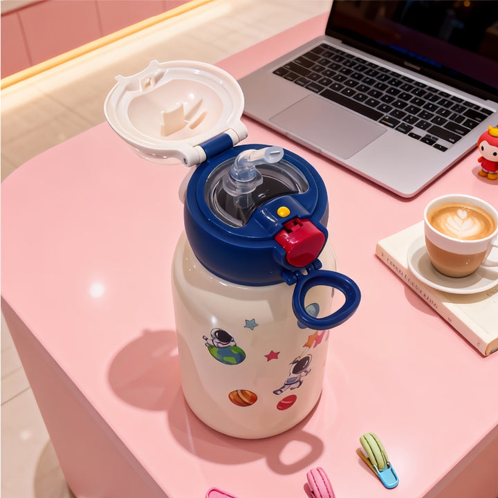 Child-friendly drinking bottle with fill level indicator Bowlift