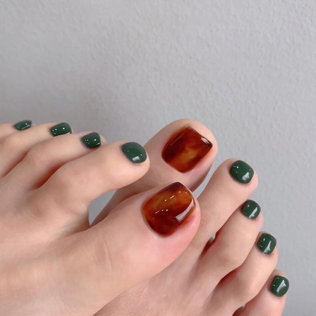 Artful toenail art with trendy design Bowlift