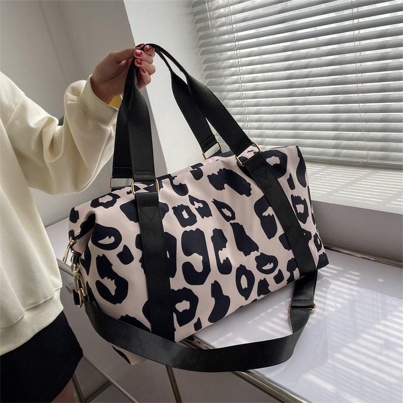 Sporty travel bag with modern leopard pattern Bowlift