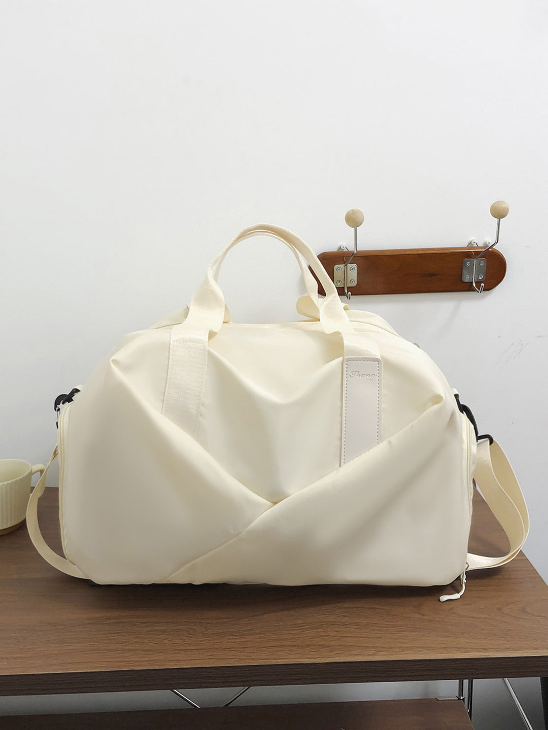 sporty travel bag with intelligent compartment design and adjustable shoulder strap Bowlift
