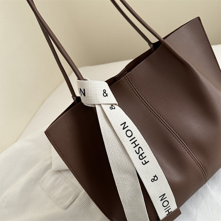 Fashionable Structured Tote Bag with Trendy Strap
