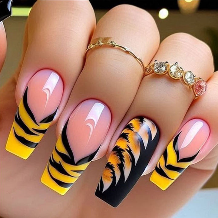 Artistic nail decorations with 3D designs Bowlift