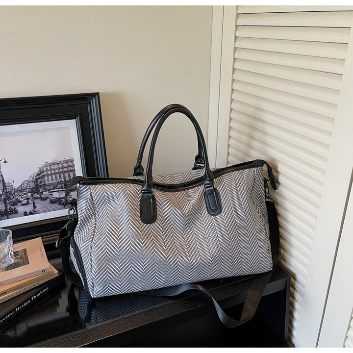 Durable travel bag with versatile interior layout Bowlift