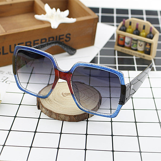 Ladies extravagant square sunglasses with unique design Bowlift