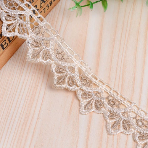 Decorative lace trim Bowlift