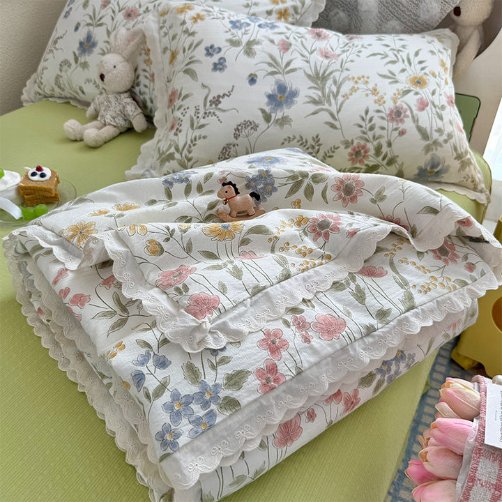 Women Cozy Bedspread with Playful Floral Pattern Bowlift