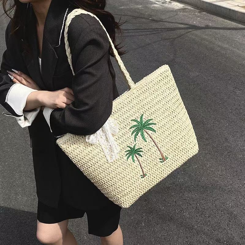 Summer basket bag with palm pattern Bowlift