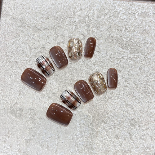 Artificial Nail Set with Glitter and Gold Accents Bowlift