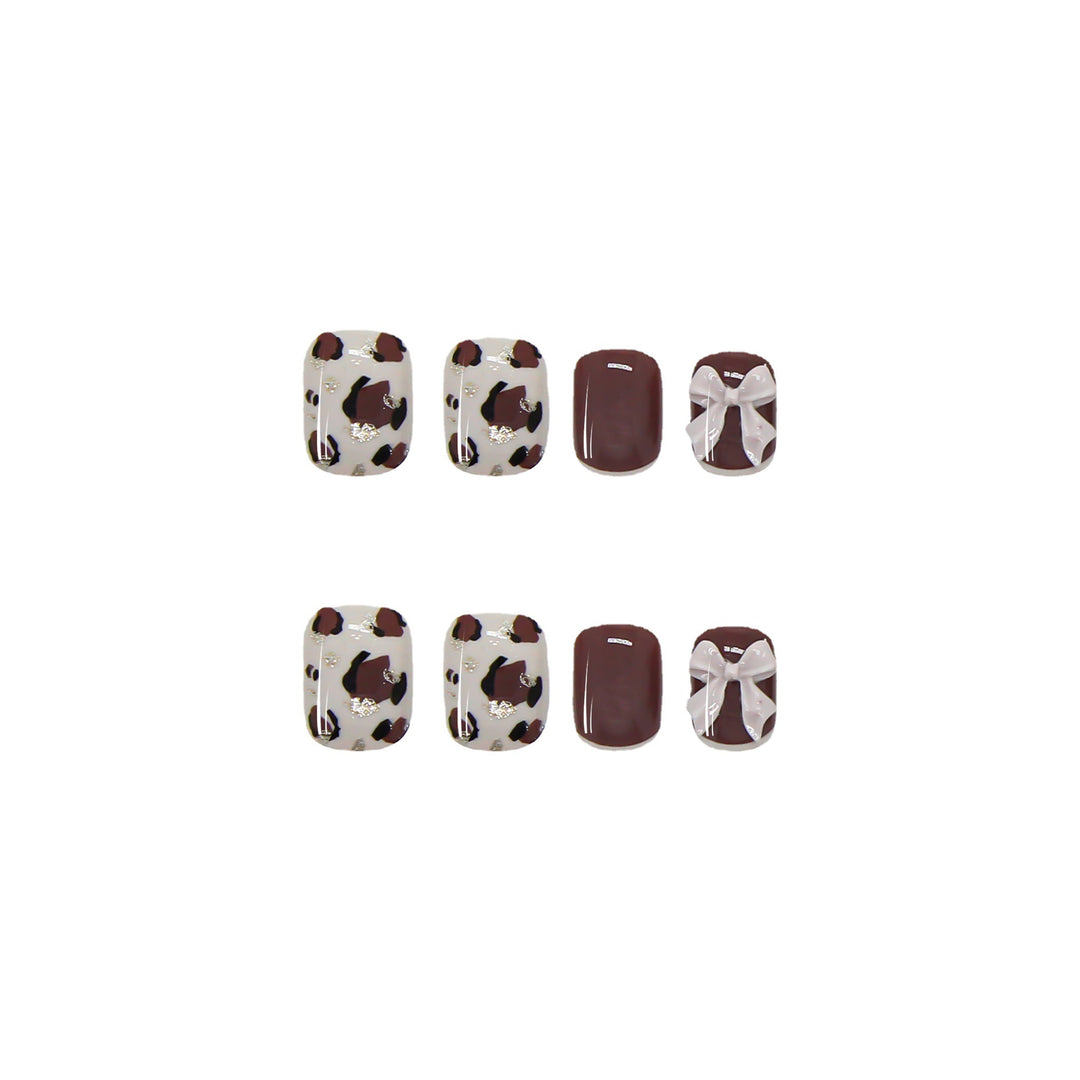 Artful nail tips with elegant foil decorations Bowlift