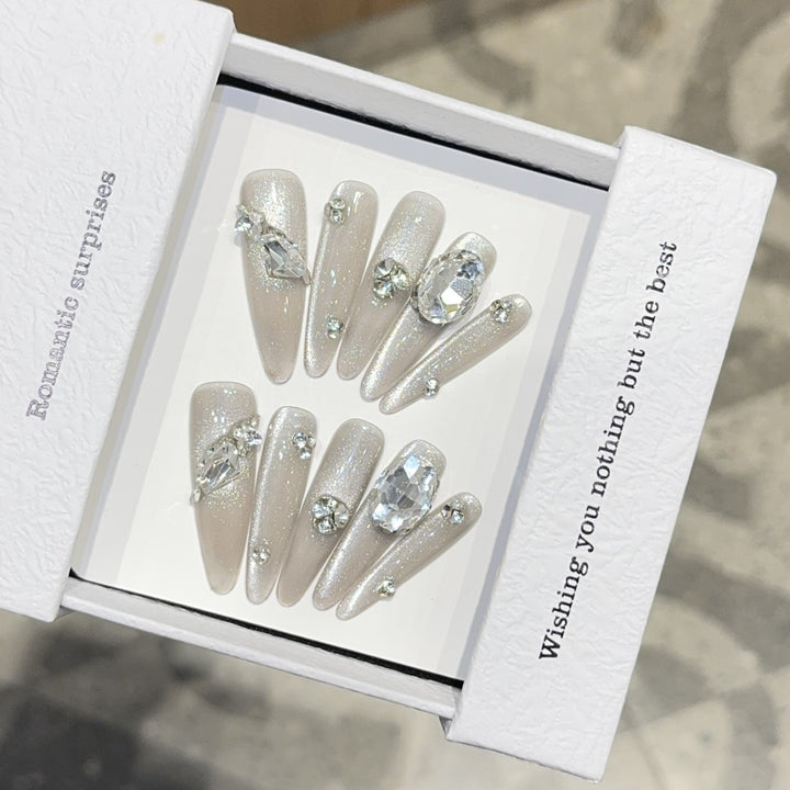 Artificial nails with Sparkling Rhinestone details Bowlift