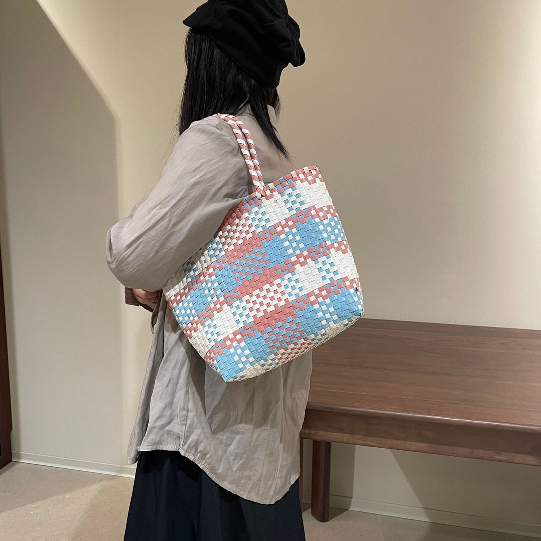 Handwoven leisure bag in modern design Bowlift