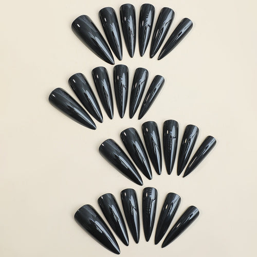 Artificial Nail Set with pointed and shiny nails Bowlift