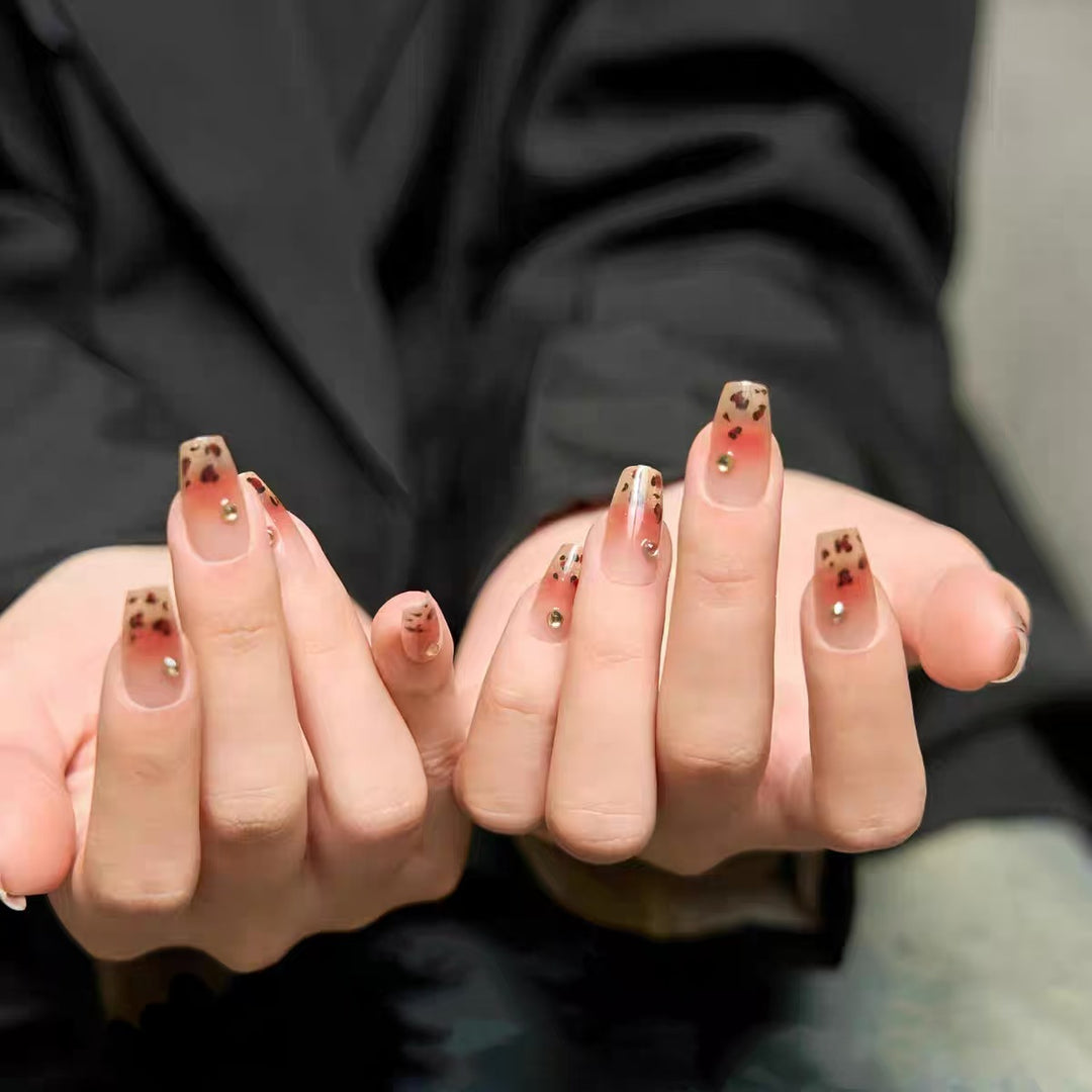 Artificial nails with elegant leopard pattern and glitter accents Bowlift