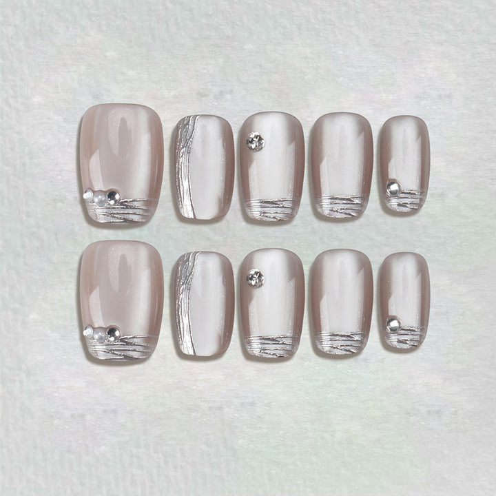 Elegant Decorative Press-On Nails with Metallic Accents Bowlift