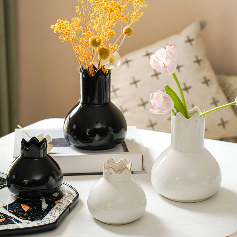 Elegant ceramic vase with wavy edge Bowlift