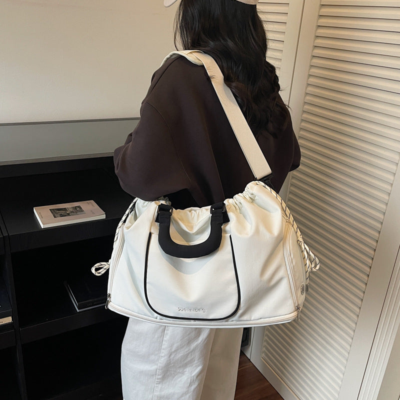 Sporty Carrying Bag with Innovative Cuff Design Bowlift