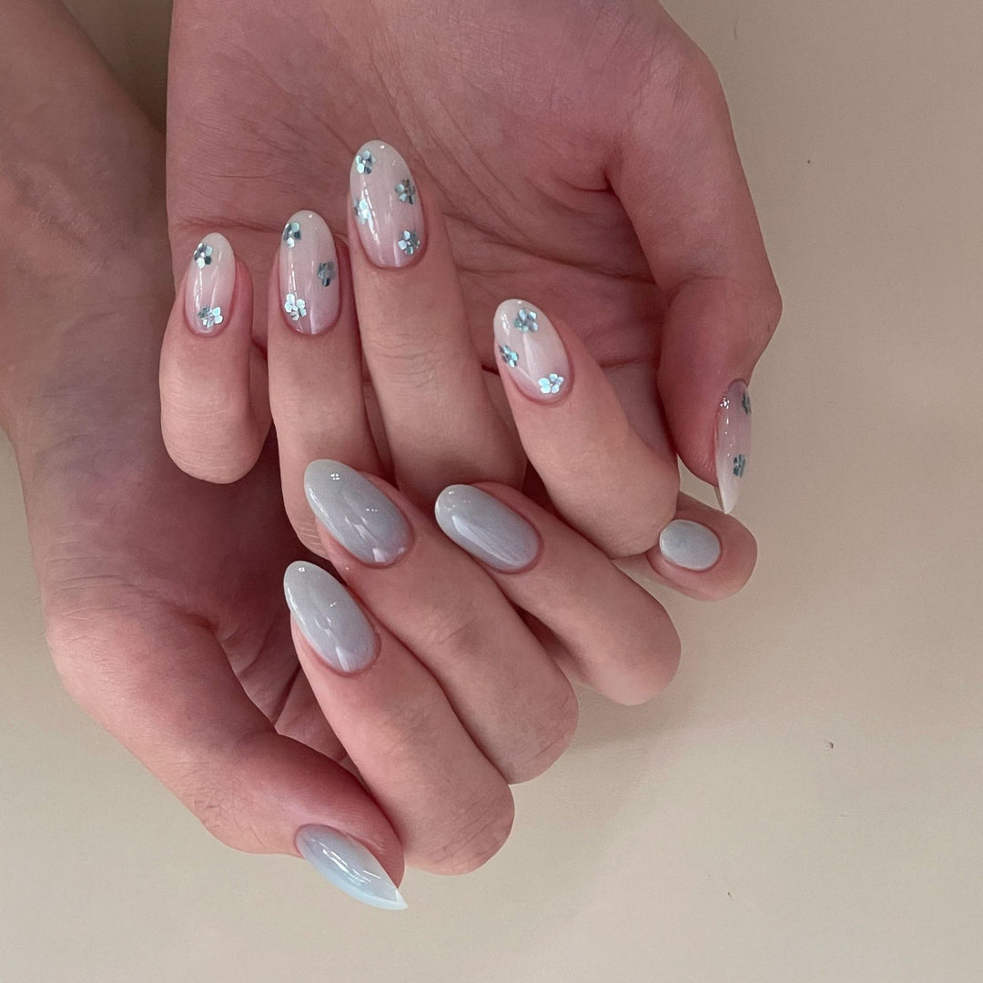 Artificial Nails with Elegant Blue Accents Bowlift