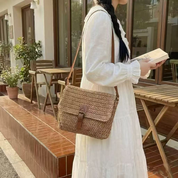 Handbag made of braided natural material with adjustable shoulder strap Bowlift