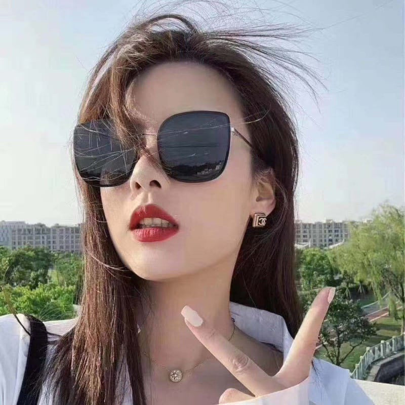 Women's modern square sunglasses with wide temples Bowlift