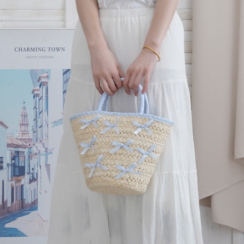Basket bag with delicate bows and padded edge Bowlift