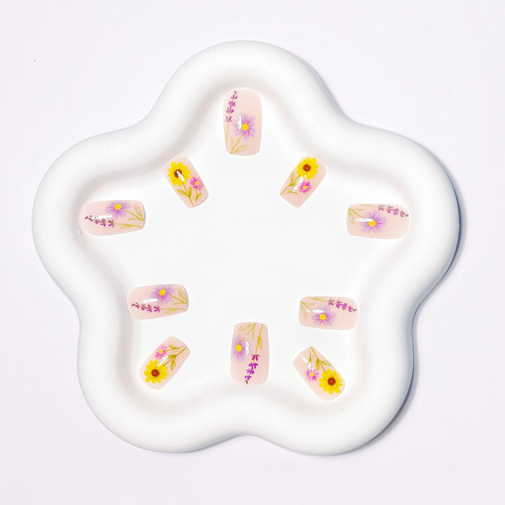 Glittering artificial nails with floral patterns Bowlift