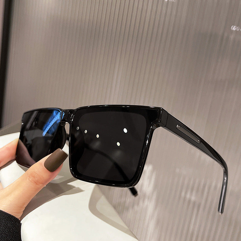Ladies square sunglasses with modern, sturdy plastic frame Bowlift