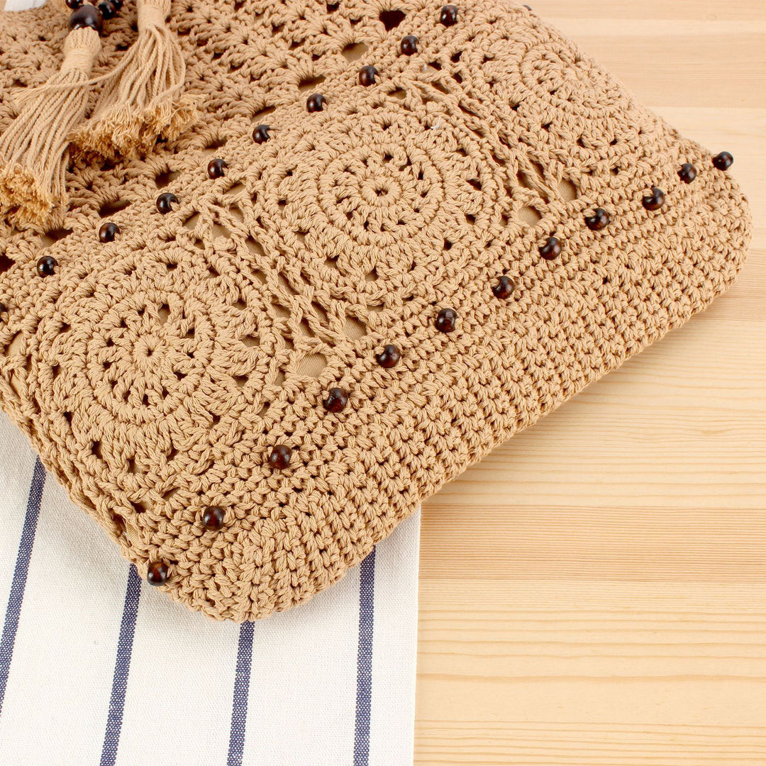 Hand-knotted macrame bag with playful pendant Bowlift