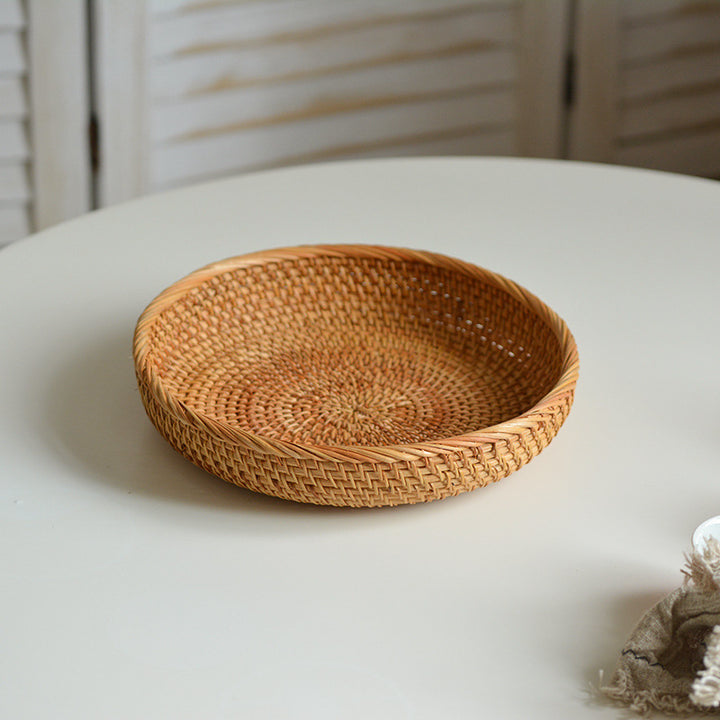 Round serving platter made of braided rattan Bowlift
