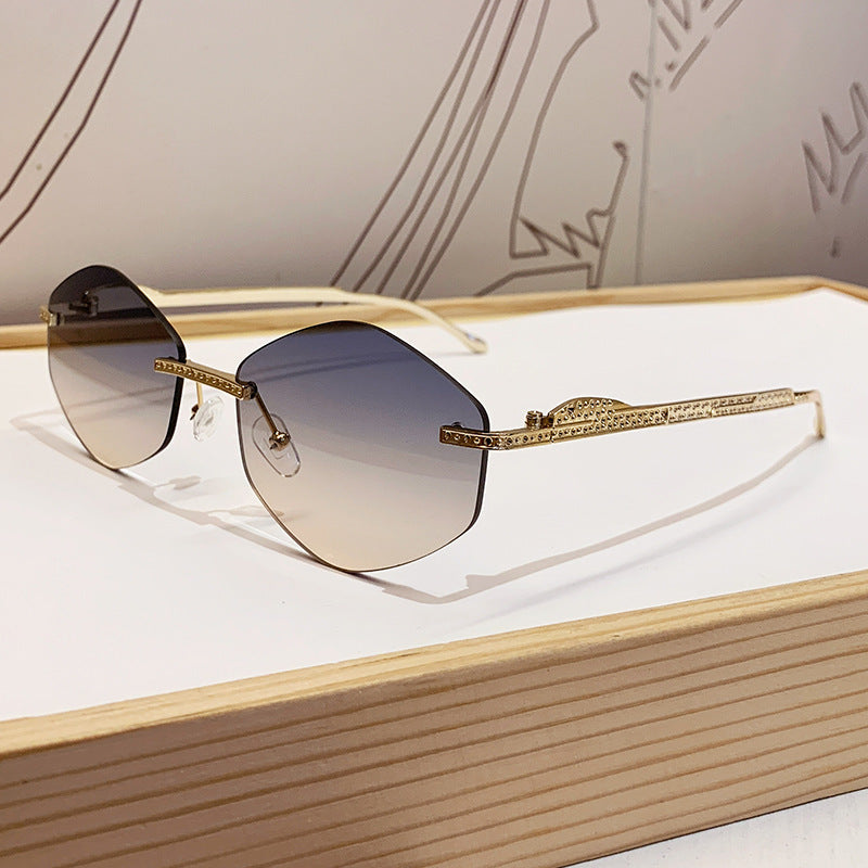 Women's extravagant sunglasses with sparkling accents Bowlift