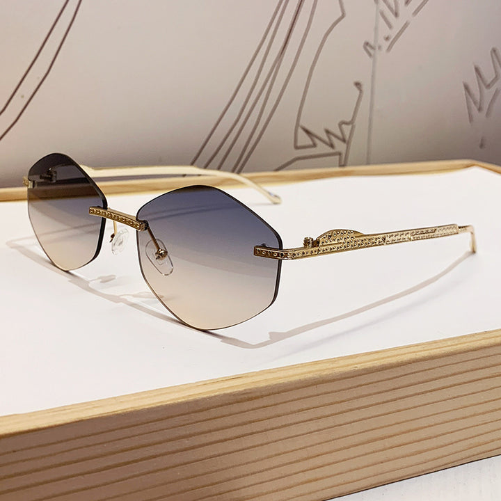 Women's extravagant sunglasses with sparkling accents Bowlift