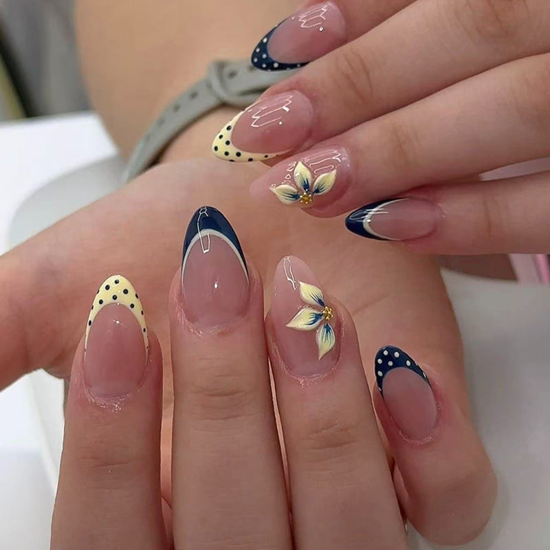 Elegant Artificial Nail Tips with Gold Accents Bowlift