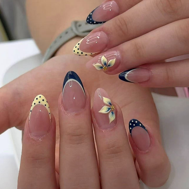 Elegant Artificial Nail Tips with Gold Accents Bowlift