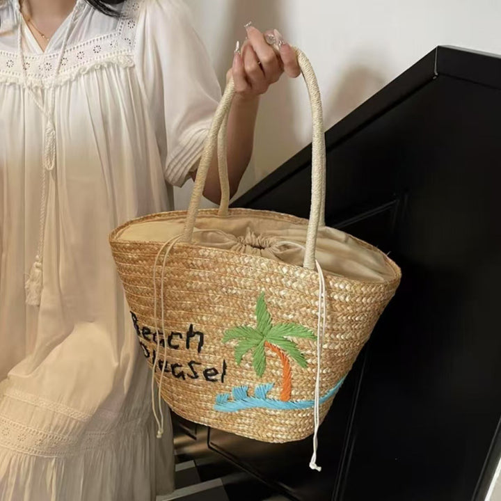 Summery woven bag with creative beach motif Bowlift