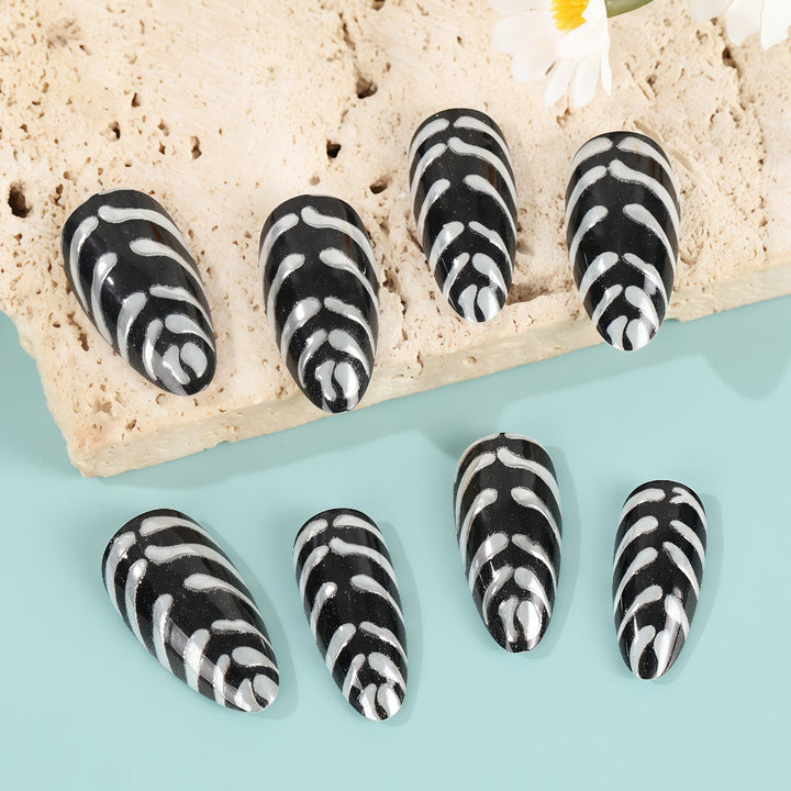 Stylish striped pattern artificial nails Bowlift