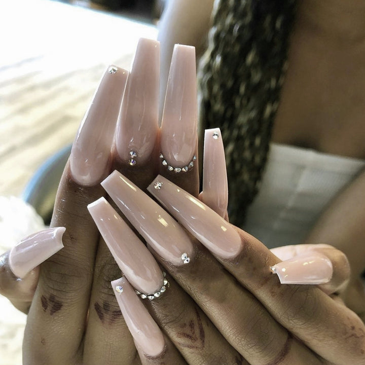 Elegant fake nails with glitter accents Bowlift
