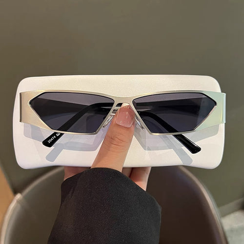 Designer sunglasses with angular frame Bowlift