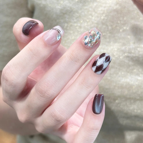 Artificial nail tips with glamorous details Bowlift