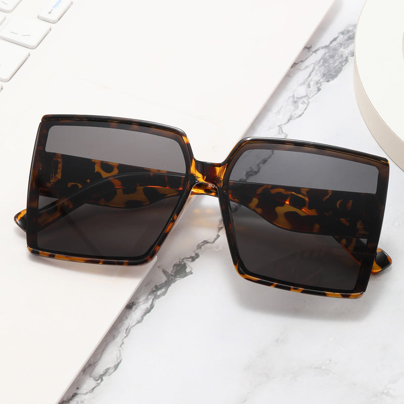 Women's oversized sunglasses with luxurious detail Bowlift