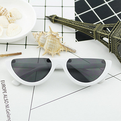 Women Cat-Eye Glasses with distinctive frame and mirrored lenses Bowlift