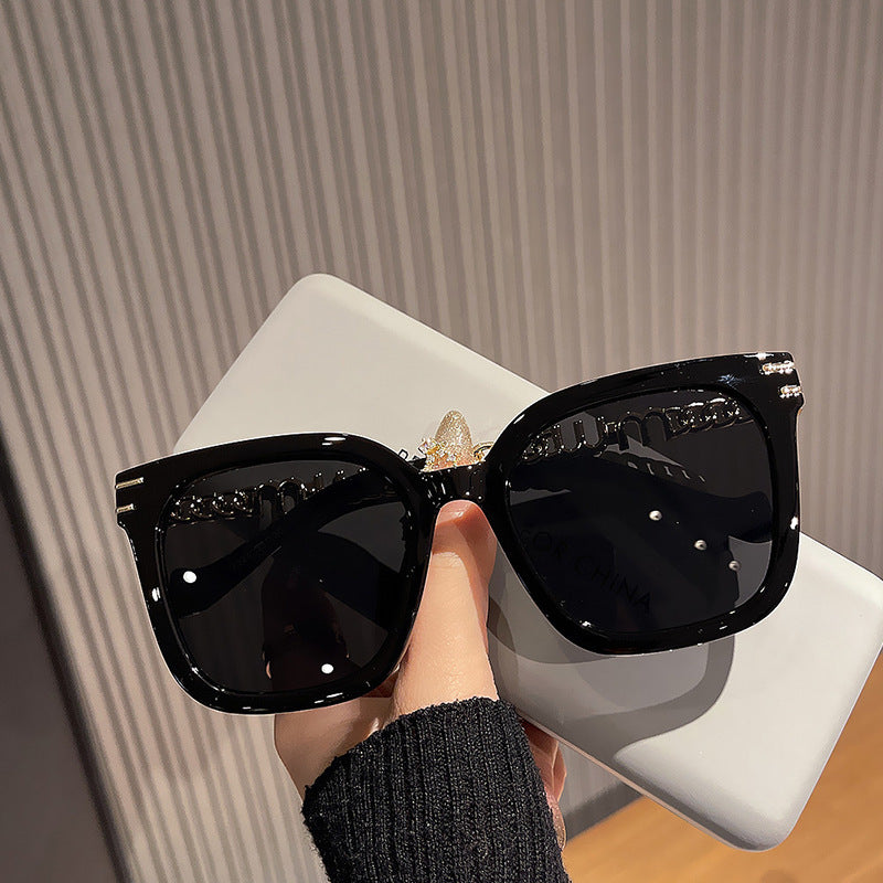 Ladies trendy square sunglasses with elegant frame and stylish gold accent Bowlift