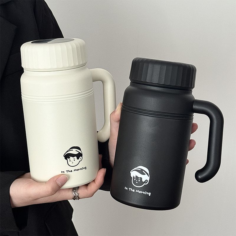 Women’s insulated carafe with ergonomic carrying handle and innovative closure system Bowlift