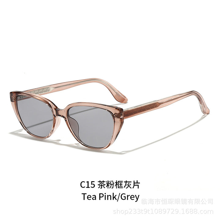 Women Cat-Eye Sunglasses with trendy leopard pattern and sturdy frame Bowlift
