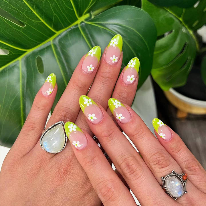 Artistic nails with flower design Bowlift