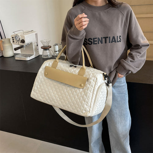 Sporty travel bag with ergonomic carrying system and water-repellent material Bowlift