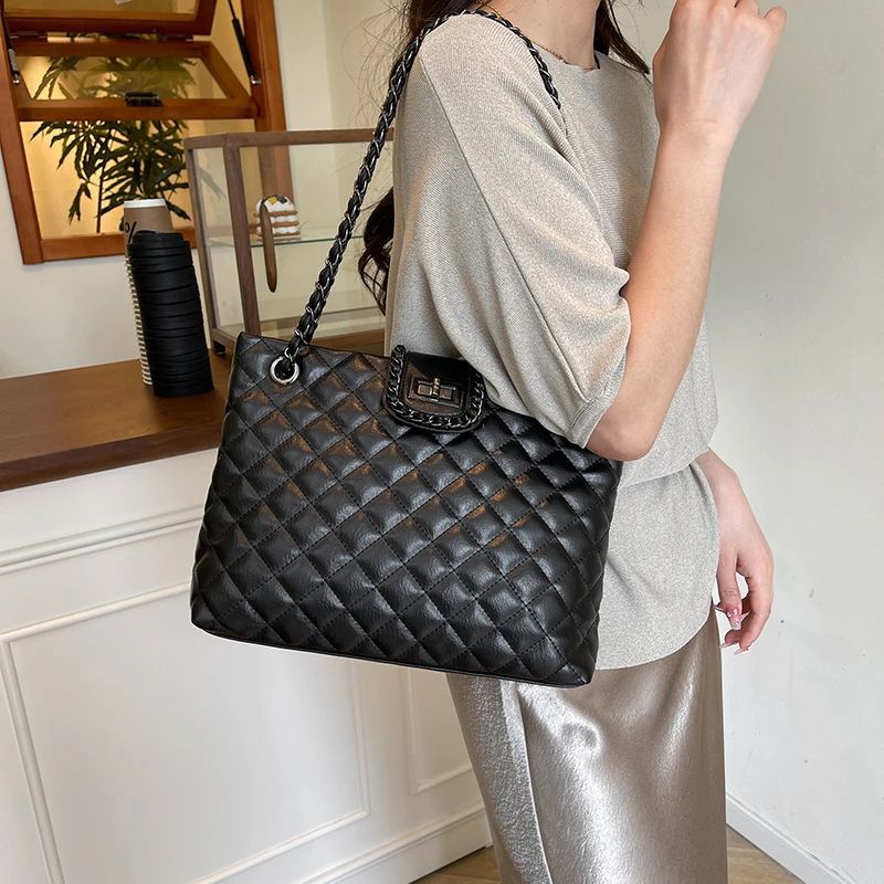 Quilted Elegance Handbag Bowlift