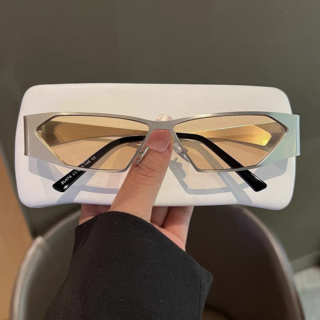 Designer sunglasses with angular frame Bowlift