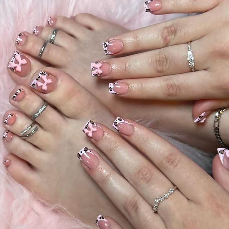 Artificial nail set with impressive floral and bow accents Bowlift