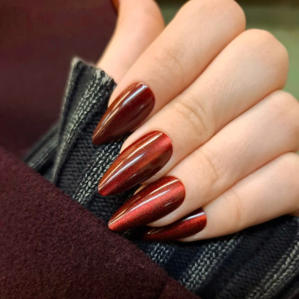 Artificial nails in modern glamour look Bowlift