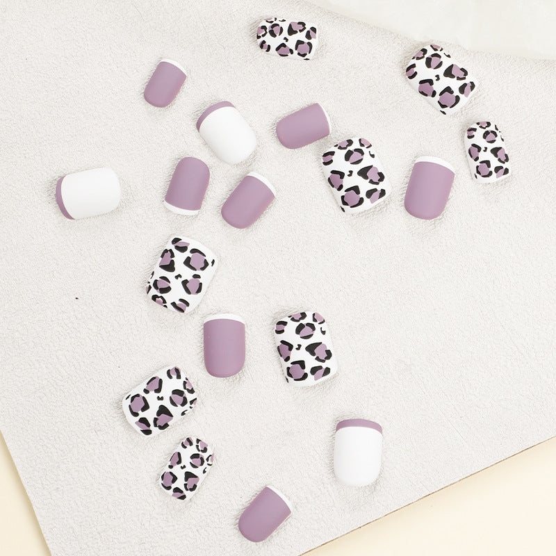 Glamorous nail art with elegant leopard patterns and gradient Bowlift